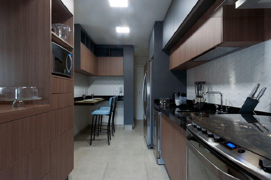 A arquiteta Adriana Canova projetou esta cozinha de apenas 14,35m² que, além dos compartimentos de sobra, também é funcional e muito estilosa