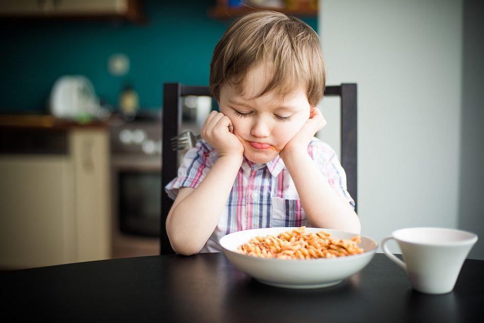 Você está lutando para conseguir uma alimentação saudável para os filhos? Não desista, recomendam os pesquisadores. Um estudo feitos nos Estados Unidos analisou a aprendizagem alimentar das crianças e separou estratégias para os pais tornarem suas refeições saudáveis, confira!