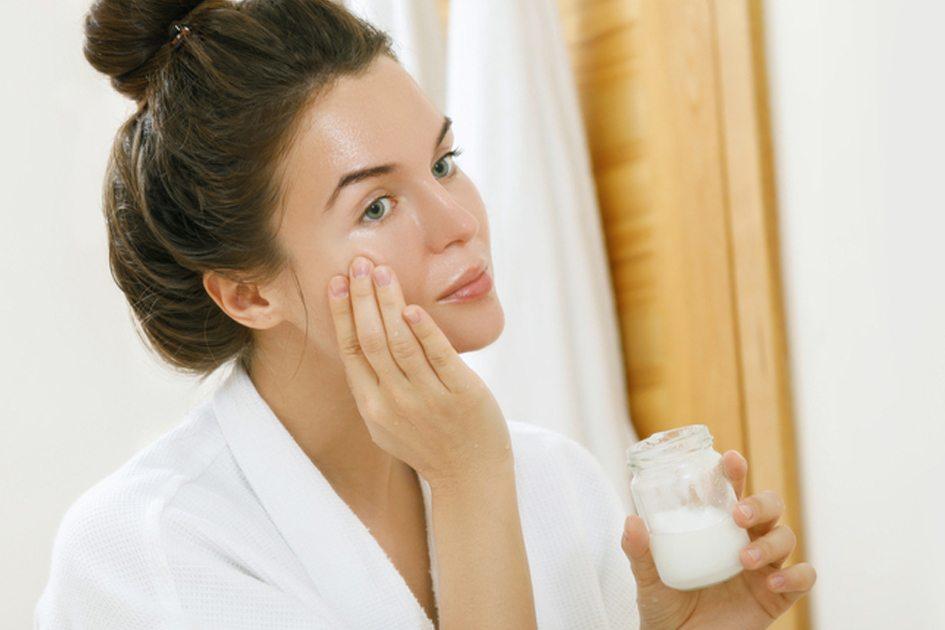 Cuidados com a pele oleosa: veja quais produtos de limpeza e de make usar! 