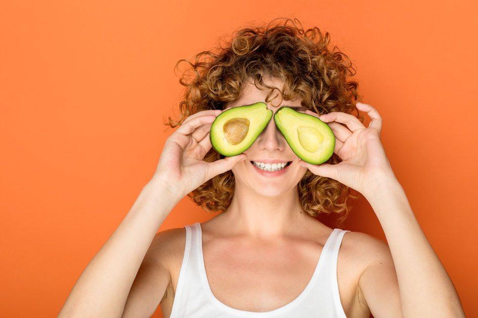 Conheça os benefícios da hidratação de abacate e saiba como fazer 