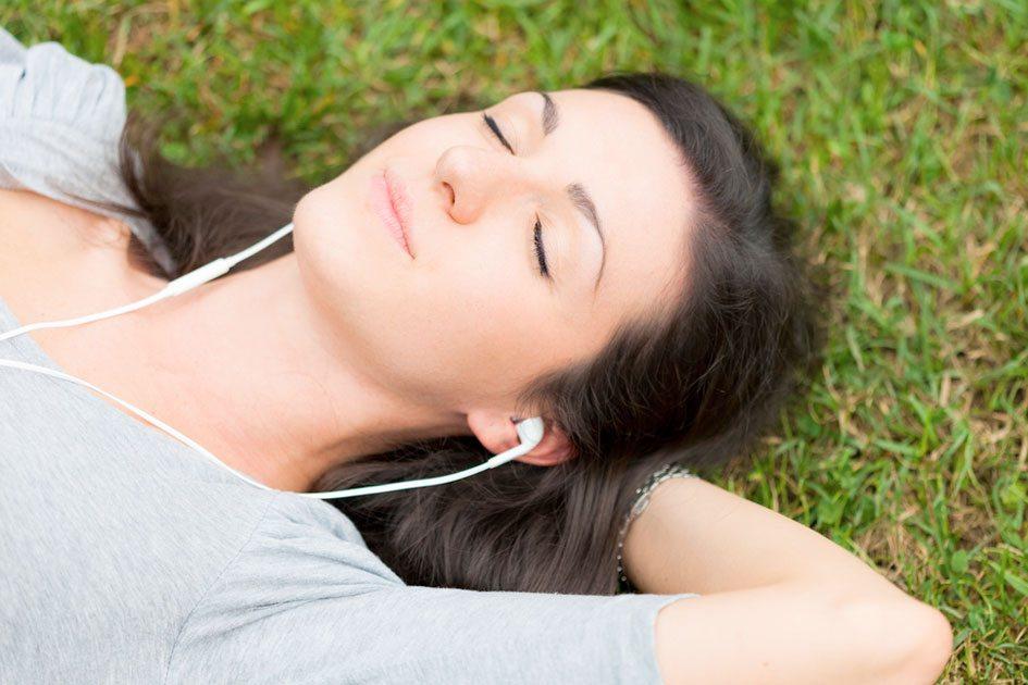 Diminua o estresse do dia a dia com sugestões de músicas para relaxar 