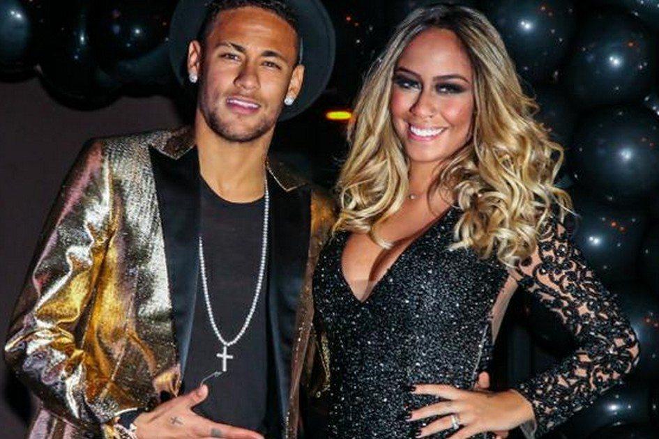 Só se fala sobre o aniversário de Rafaella Santos! Nesta segunda (19) a irmã do jogador Neymar comemorou os 22 anos em grande estilo! Com muitos convidados famosos, a cerimônia foi realizada na casa noturna Villa Mix, em São Paulo. Veja as fotos!