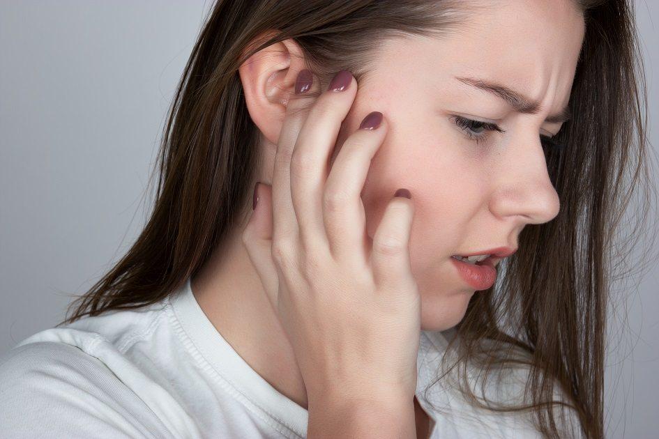 Os efeitos dos hormônios alteram a audição feminina e podem causar prejuízos para as mulheres, como sintomas de zumbido, tontura, perda auditiva e hipersensibilidade