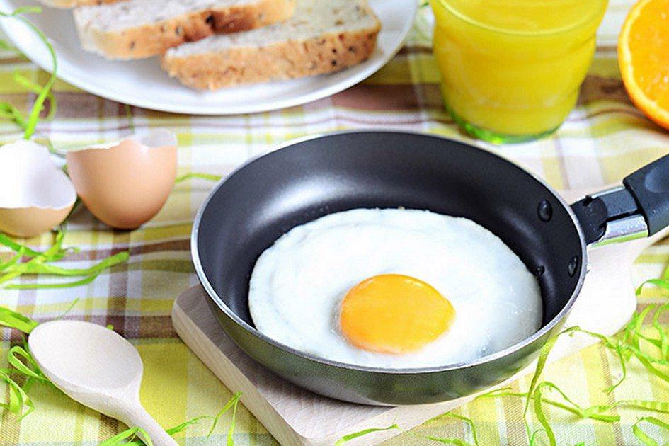 Você sabe quais são os benefícios do ovo na gestação? Além de reduzir os riscos de problemas no tubo neural do feto, o alimento auxilia na recuperação da elasticidade pós-parto. Confira essa e outras vantagens do ovo na gestação!