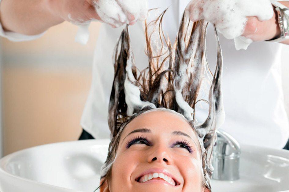 O pré-shampoo antecede a lavagem dos fios e tem a função de remover as impurezas, a oleosidade e devolver brilho e maciez. Saiba quando ele deve ser usado!