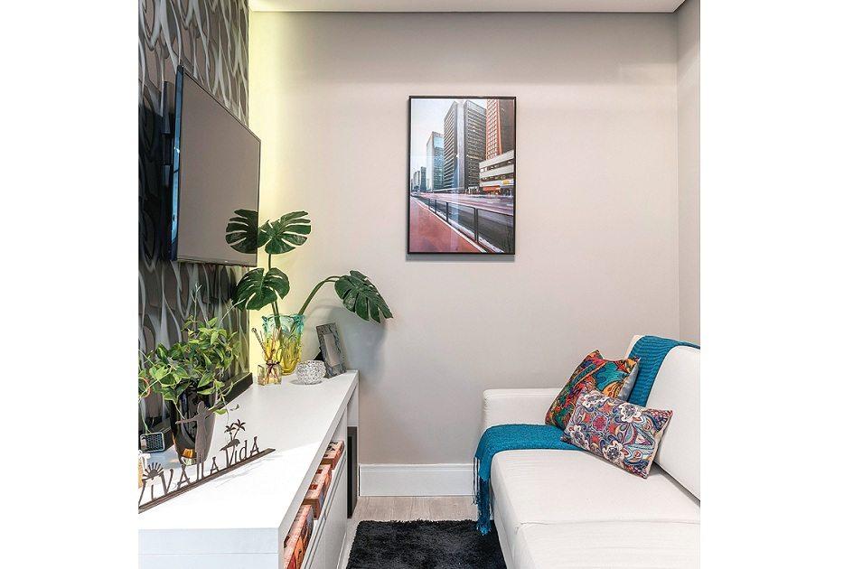 Elaborada pelo designer de interiores Ricardo Lopez, esta sala possui uma decoração criativa e medidas inteligentes que otimizam espaço
