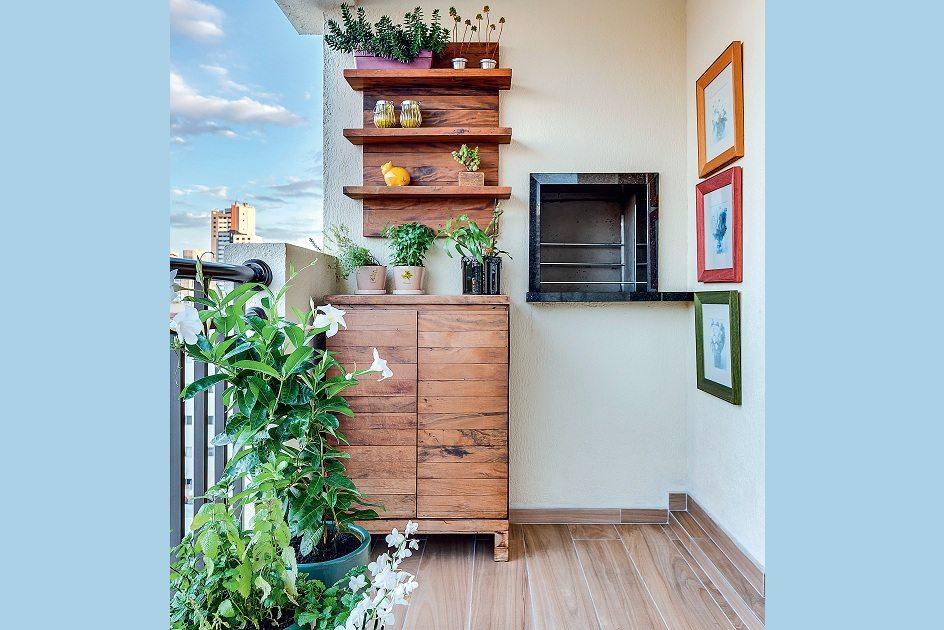 Confira agora projetos que te darão vontade de transformar aquele pequeno local em um jardim colorido. Inspire-se com mais de uma opção de decoração de varanda pequena e simples!