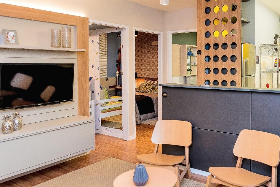 O arquiteto Luís Carlos Moreira Valles planejou cada metro deste lar para acomodar com conforto um casal e o filho de 6 anos. Se você também quer saber como mobiliar um apartamento pequeno com funcionalidade, leia mais!
