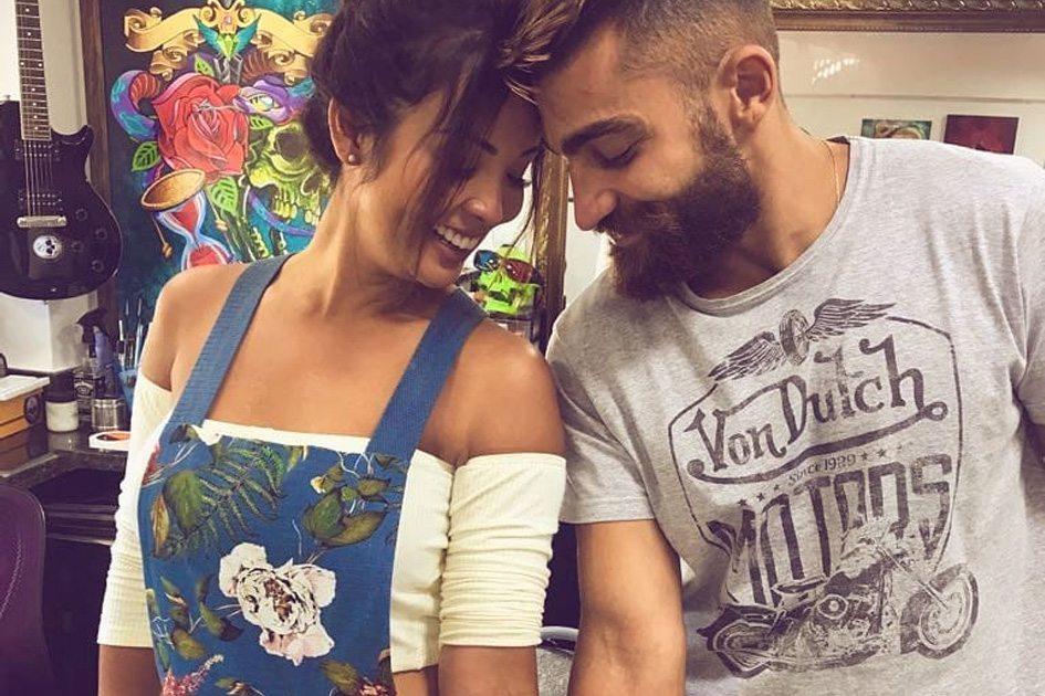 Carol Nakamura e namorado, o empresário Steffan Menah, provaram o amor um pelo outro na comemoração dos 5 meses de namoro: os pombinhos fizeram uma tatuagem igual!