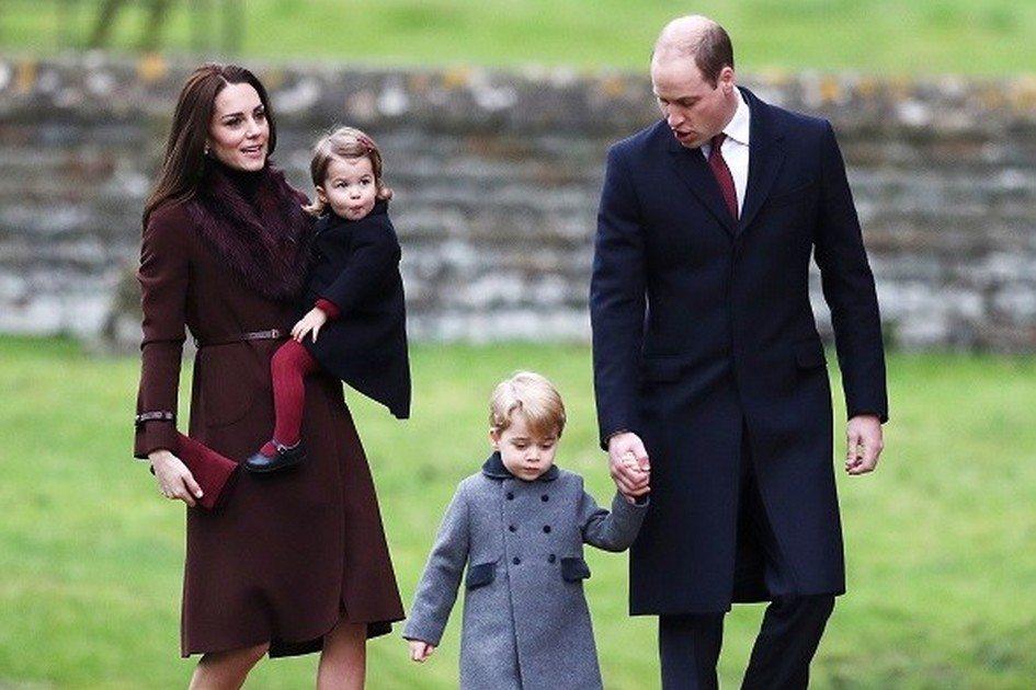 Parece que o príncipe William revelou o sexo do terceiro filho de Kate Middleton durante um jogo de futebol! Empolgado com o gol de um jogador, o duque fez uma brincadeira envolvendo o possível nome da criança