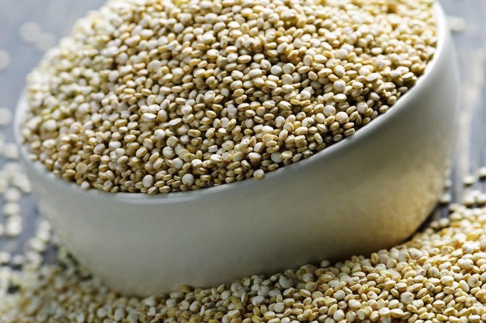 As propriedades da quinoa garantem a redução do colesterol, além de benefícios pré e pós treino, e o alimento ainda é uma ótima alternativa para as mulheres que estão na menopausa