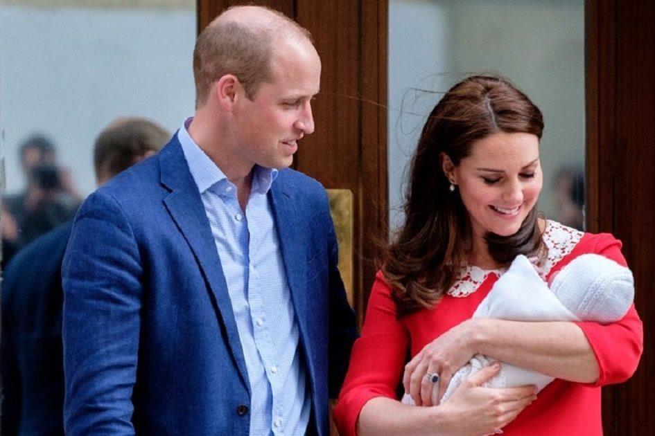 O Palácio de Kensington divulgou duas fotos do Príncipe Louis, sendo uma delas junto com a irmã, a Princesa Charlotte, que completou 3 aninhos no último dia 2 de maio