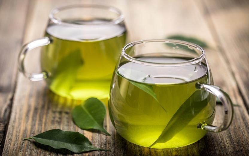 O chá verde emagrece e melhora o funcionamento do organismo. Por isso, aposte nessa bebida poderosa ao invés de dietas malucas!