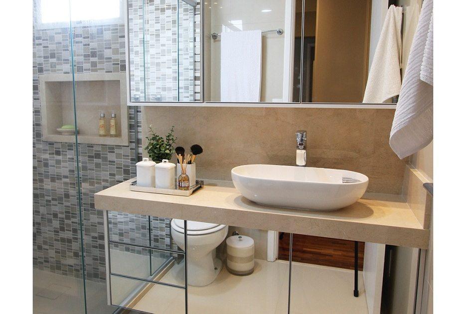 Está decorando banheiro pequeno? A arquiteta Fernanda Hoffmann tem dicas preciosas para você otimizar o espaço disponível. Confira!