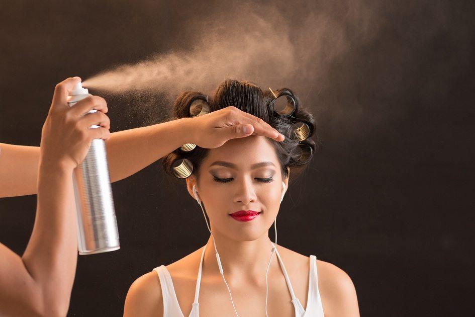 Adotar alguns cuidados durante a lavagem, escolher o tipo de spray para os cabelos, e outros truques ensinados por hairstylists são essenciais para fazer o penteado durar mais tempo. Confira!