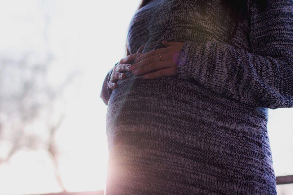 A gravidez tardia é uma realidade cada vez mais comum, especialmente com o avanço das tecnologistas médicas. Contudo, a biologia deve constar no planejamento familiar, uma vez que há uma certa idade para engravidar ou, ainda, para congelar os óvulos. Confira!
