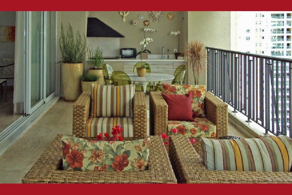 O sofá estampado é a peça curinga neste ambiente do morador que procurava uma decoração alegre e colorida. Confira as fotos e inspire-se!