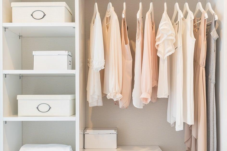 Além de manter o quarto organizado, o closet é elegante e funcional. Aposte em um de tamanho reduzido e reduza também o seu consumo e os seus gastos. Confira!