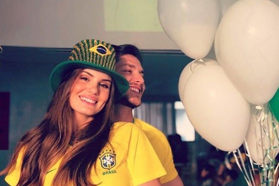 Camila Queiroz ganha festa surpresa: “copa junina”; veja fotos! 