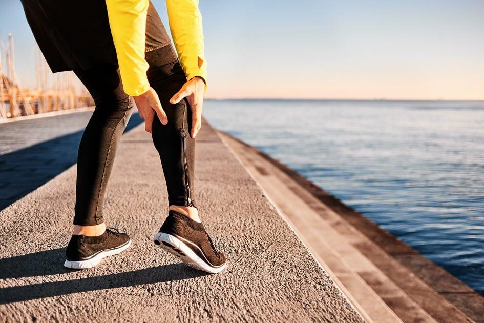 Problemas que vão desde cãibras até aterosclerose podem estar relacionados as causas da dor nas pernas. Fique atento e procure um especialista!