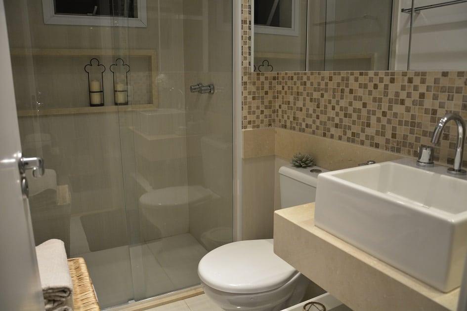 Neste projeto você confere como deixar um banheiro visualmente maior com muita elegância e sofisticação. Para ampliar ambientes é fácil, basta seguir as dicas certas. Fique por dentro