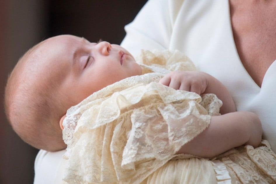 O batizado do Príncipe Louis, o baby mais novo da família real, foi realizado nesta segunda (9). Vem ver as fotos da cerimônia e saber todos os detalhes!