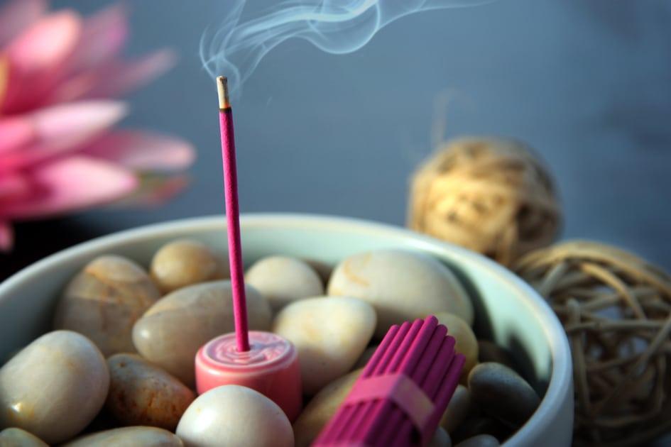 Por meio de aromas variados, os incensos têm o poder de purificar as energias e o ambiente. Use-os a seu favor e atraia boas vibrações