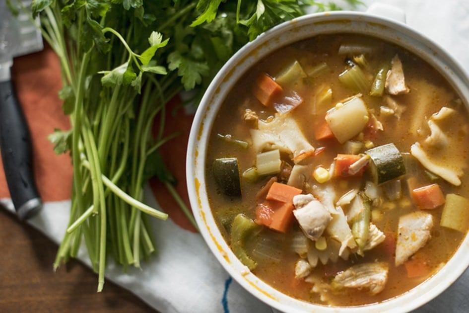 Sopa instantânea: como aproveitar a praticidade de forma saudável 