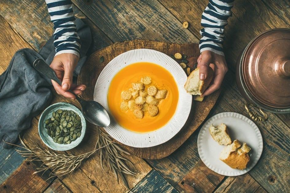 Que tal passar o inverno comendo sopas que emagrecem? Além de saudáveis, as receitas unem praticidade, economia e lógico, muito sabor!