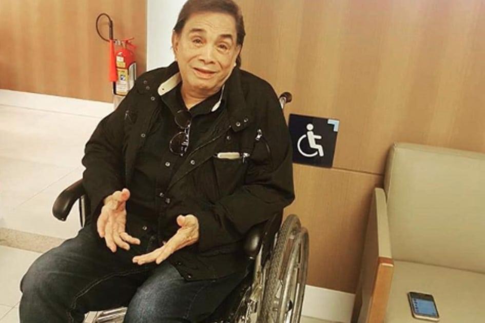 Dedé Santana está de cadeira de rodas e assusta os seguidores do Instagram ao postar foto: entenda tudo o que aconteceu com o humorista!