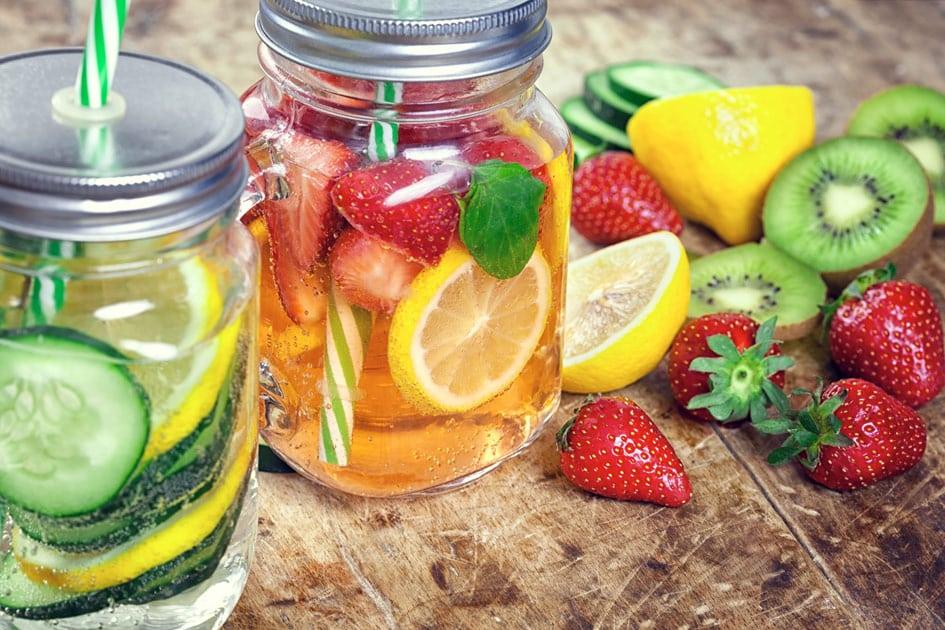 Independente de ser adepta ou não às dietas detox, confira 8 receitas de águas saborizadas para fazer e tomar no dia a dia