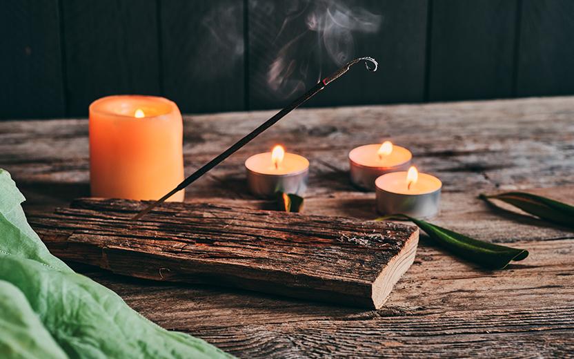 Simpatias com incenso: rituais para atrair boas energias e melhorar a vida 