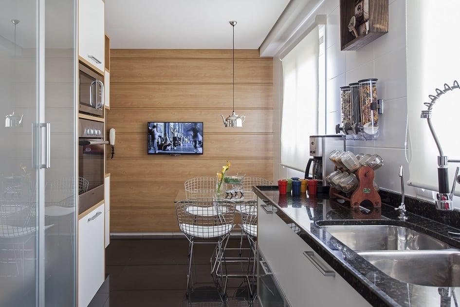 Pensar em cada detalhe na hora de projetar um cômodo faz toda a diferença. A arquiteta Cristiane Schiavoni conseguiu criar uma cozinha ampla e prática com o planejamento certo. Inspire-se!