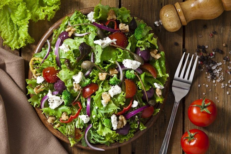 Aposte nas saladas se o seu objetivo é emagrecer sem abrir mão da saúde. Além de levinhas, elas são ricas em fibras e muitos nutrientes importantes para o organismo. Sem contar que você pode variar os ingredientes e, assim, não enjoar!