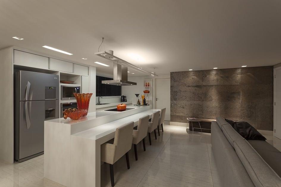 Integrar a cozinha, sala de jantar e estar foi a estratégia da arquiteta Estela Netto para ampliar o espaço. Inspire-se nas soluções encontradas pela profissional e torne sua casa maior unindo tudo em um também!