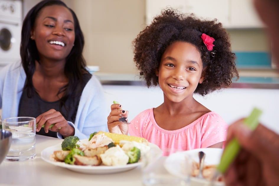 O comportamento do seu filho em relação à comida é baseado em como foi feita a introdução alimentar. Saiba como apresentar os alimentos às crianças!