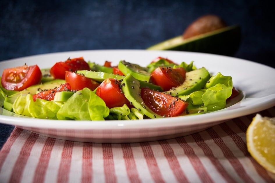 Consuma salada na dieta antes das refeições e perca 8kg em 1 mês 