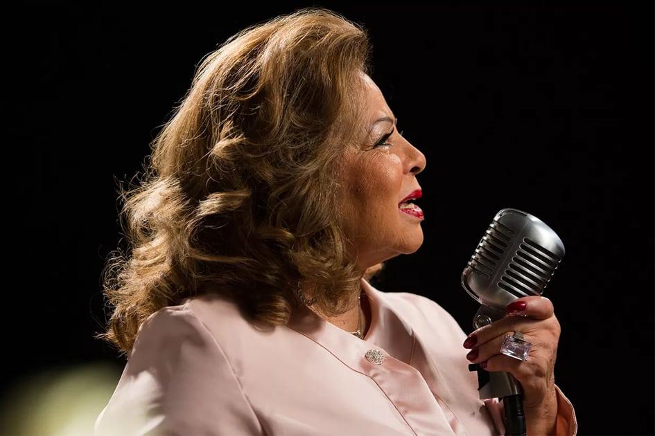 Aos 89 anos de idade, a cantora Ângela Maria morre após passar 34 dias internada. Considerada uma das grandes vozes da Era do Rádio, ela deixa uma trajetória de conquistas e sucesso ao longo da carreira