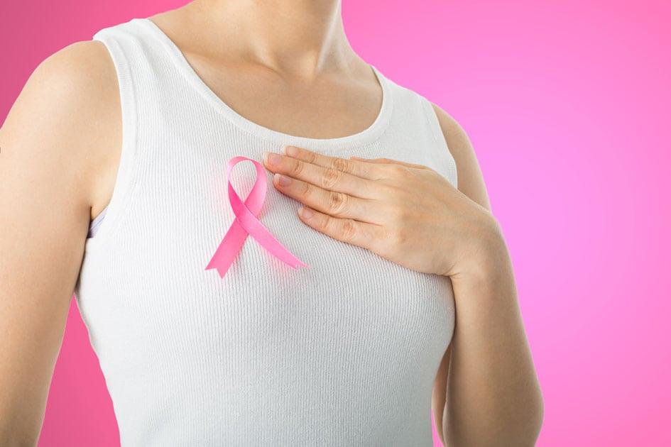 O câncer de mama é um dos tipos que mais causam morte no Brasil. Veja o passo a passo de como fazer autoexame das mamas e previna-se com o diagnóstico precoce