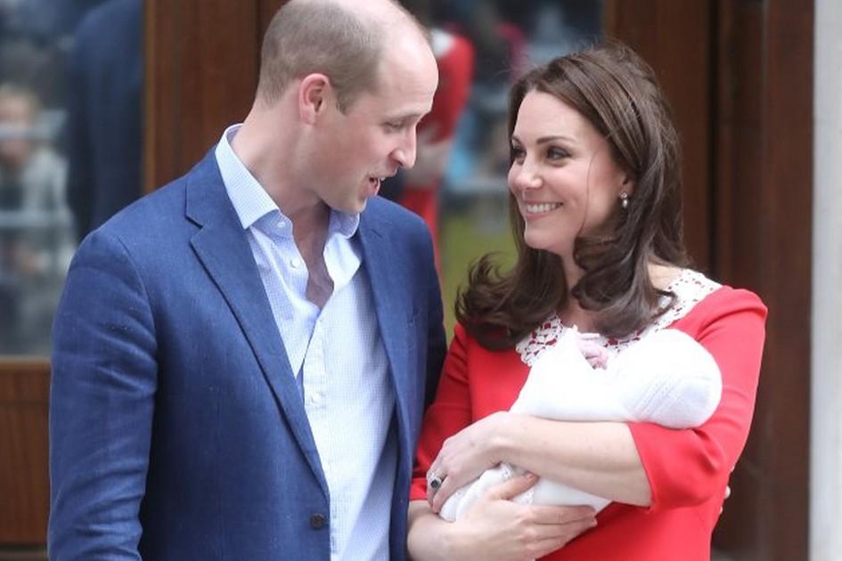 Quanta fofura! Em seu aniversário de um ano, filho do príncipe William tem foto oficial divulgada e semelhança com irmãos choca internautas