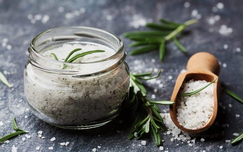 Receitas de sal de ervas para diminuir o consumo de sódio nas refeições 