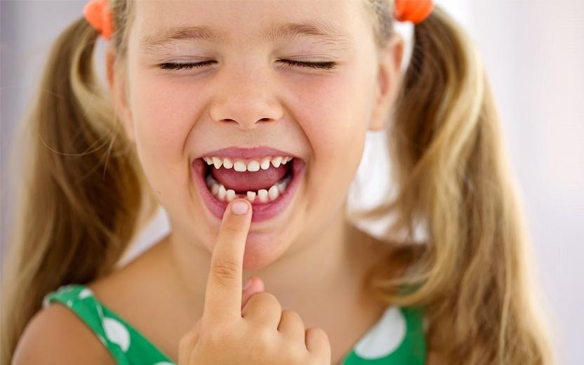 Quando as crianças começam a trocar os dentes de leite, surgem inúmeras dúvidas. Por isso, aprenda a cuidar da saúde bucal dos seus filhos!