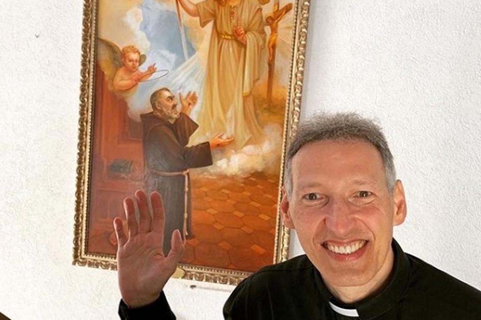 Padre Marcelo Rossi é empurrado na missa mas acalma fiéis: “milagre” 