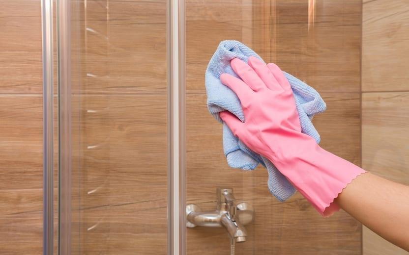 Saber como limpar box de banheiro pode parecer uma tarefa árdua, mas conhecendo os materiais e necessários e truques práticos, a higienização fica fácil