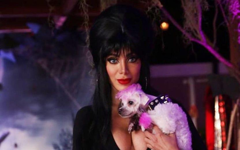 Festa de Halloween da Anitta: anfitriã recebe convidados fantasiada de Elvira; Veja fotos! 