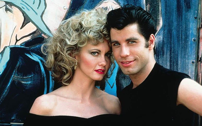 John Travolta e Olivia Newton-John se reencontram 41 anos depois e usam figurinos de Grease 