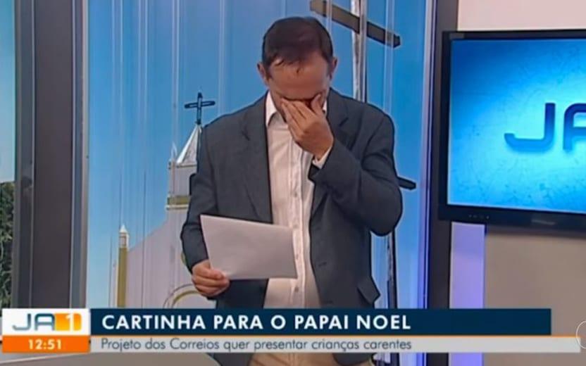Muita emoção! Durante um telejornal da TV Anhanguera, o apresentador leu uma cartinha de Natal com um pedido de uma criança bastante inusitado