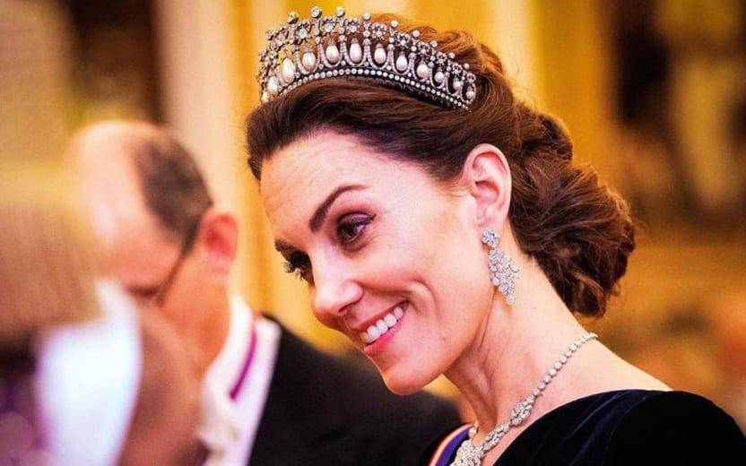 Tiara de pedras preciosas vira acessório queridinho de Kate Middleton 