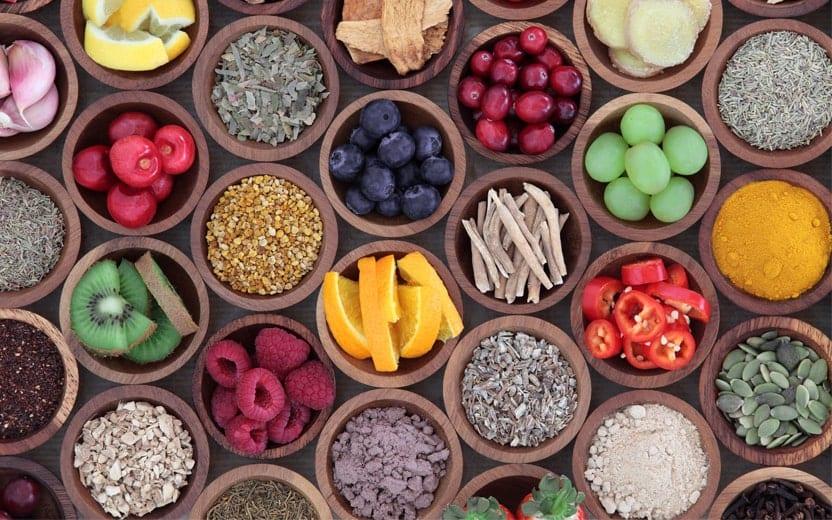 Nutricionista lista alimentos para imunidade, como frutas, vegetais, legumes e cereais, que devem estar presentes nas refeições ou lanches ao longo do dia