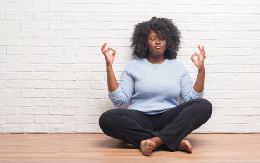 Reduza os sintomas da ansiedade, encontre o equilíbrio entre a mente e o corpo e relaxe. Confira cinco passos e saiba como meditar em casa!